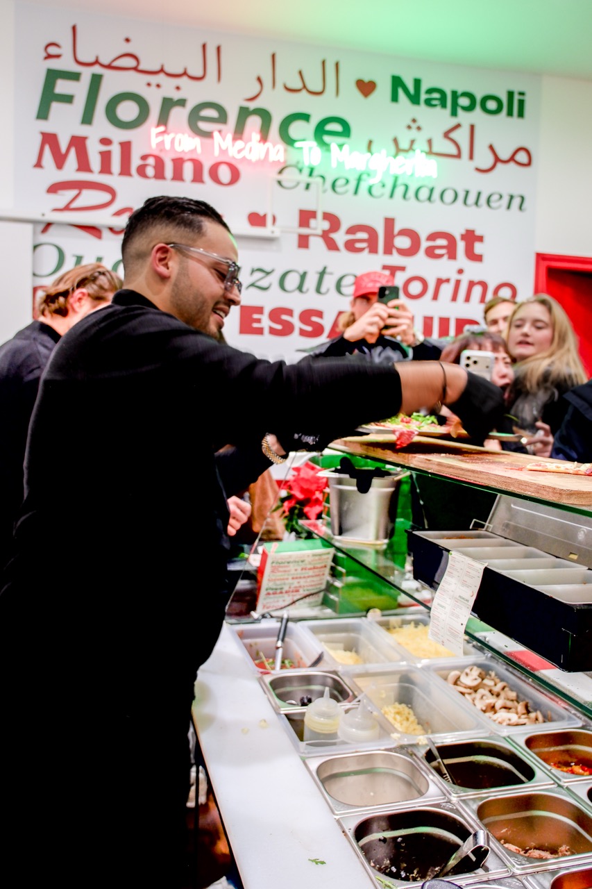 Le chef Msemnizza derrière le comptoir