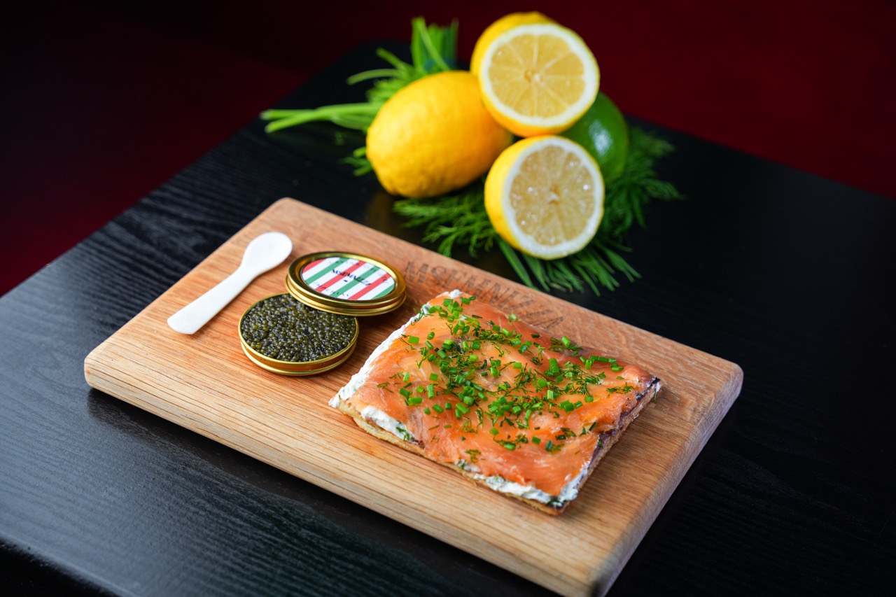 Msemnizza au saumon fumé, ciboulette et caviar