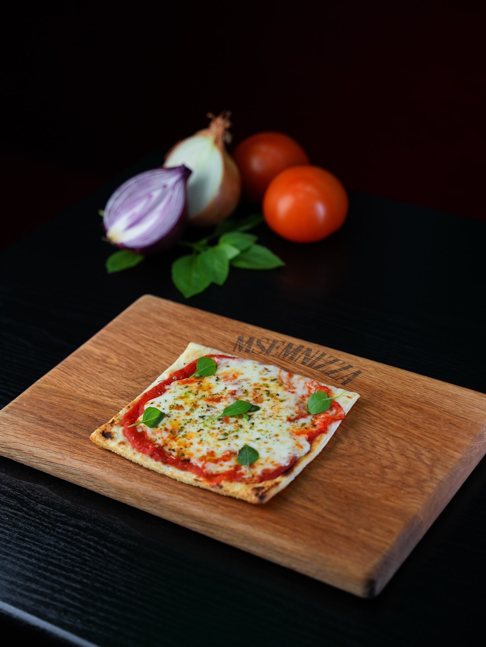 Msemnizza Margherita sur planche en bois